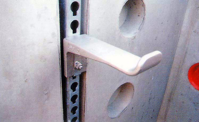 製品写真 （アルミ受金物）