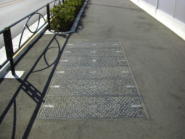 アスファルト舗装歩道での｢As舗装歩道向け一般型鋳鉄蓋(黒蓋)｣を用いた施工事例