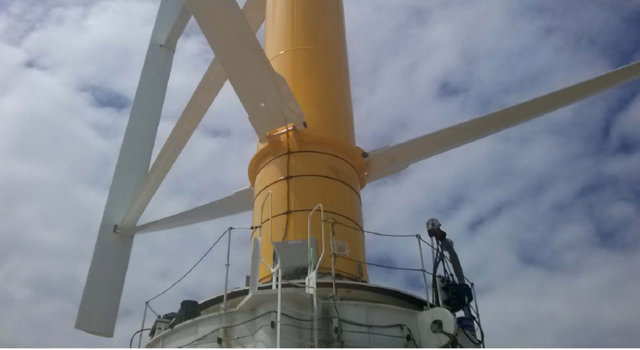 浮体式洋上風力発電の本体タワーの軸にケーブルをスマートバンドで結束した。